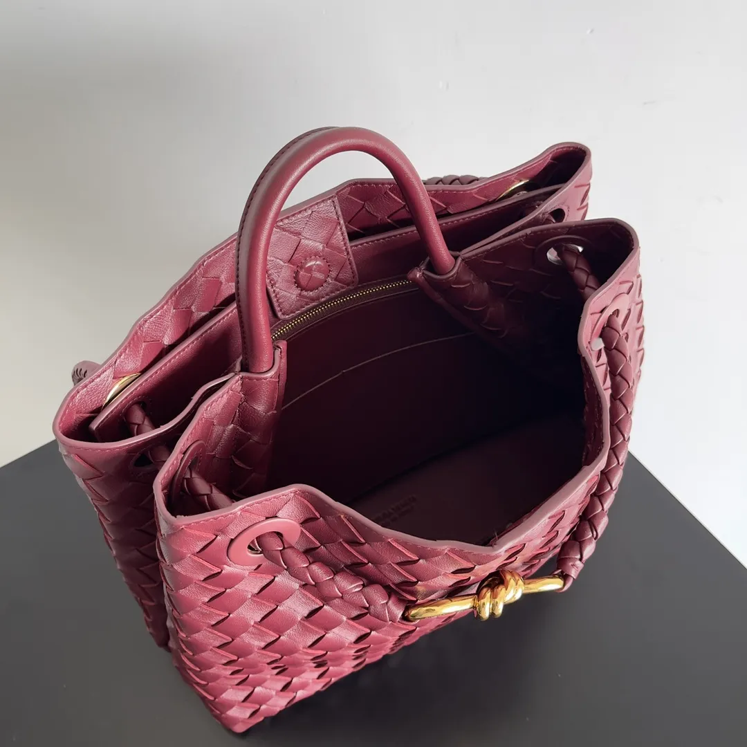 The 2023 new Andiamo batch of 2260 BV has been shipped‼ ️Really popular🔥The new Andiamo woven handbag launched by Bottega Veneta this season is really popular all over the world! ! Celebrities at home and abroad have worn it, and Oscar-winning actress Michelle Yeoh has taken it out on the street. Song Jia, Trai Yara, Yu Feihong, Sanji Ayaka, Rosie Hunting-Whiteley, Yoshioka Riho, etc. have all picked up this bag. It is classic and versatile, showing off its temperament, and the bag capacity is also large, which is very convenient for daily commuting! ! A variety of carrying methods, the shoulder straps can be adjusted by yourself, the original lambskin feels soft and delicate, and the unisex style breaks the gender boundaries and brings a more practical and long-lasting use experience. Andiamo, which has both elegant and casual styles, perfectly interprets the true appearance of "fashionable old money style". Style number: 743572 Size: 32*24*12